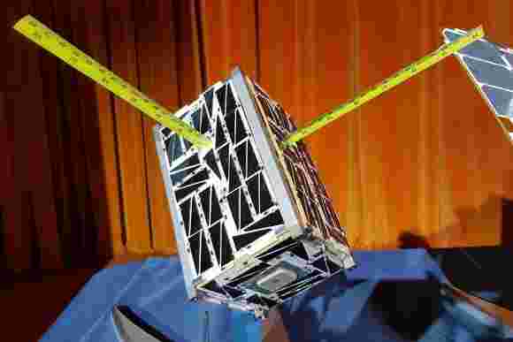 智能手机如何帮助美国航空航天局建立微小的卫星，你可以握在手中