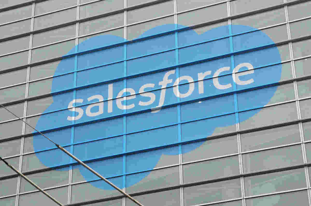 销售代表现在可以在Outlook中点击Salesforce的预测性CRM智能