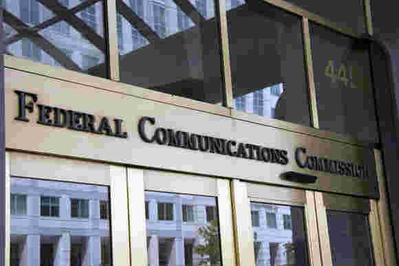 FCC旨在恢复商业宽带市场的竞争，可能有助于削减成本